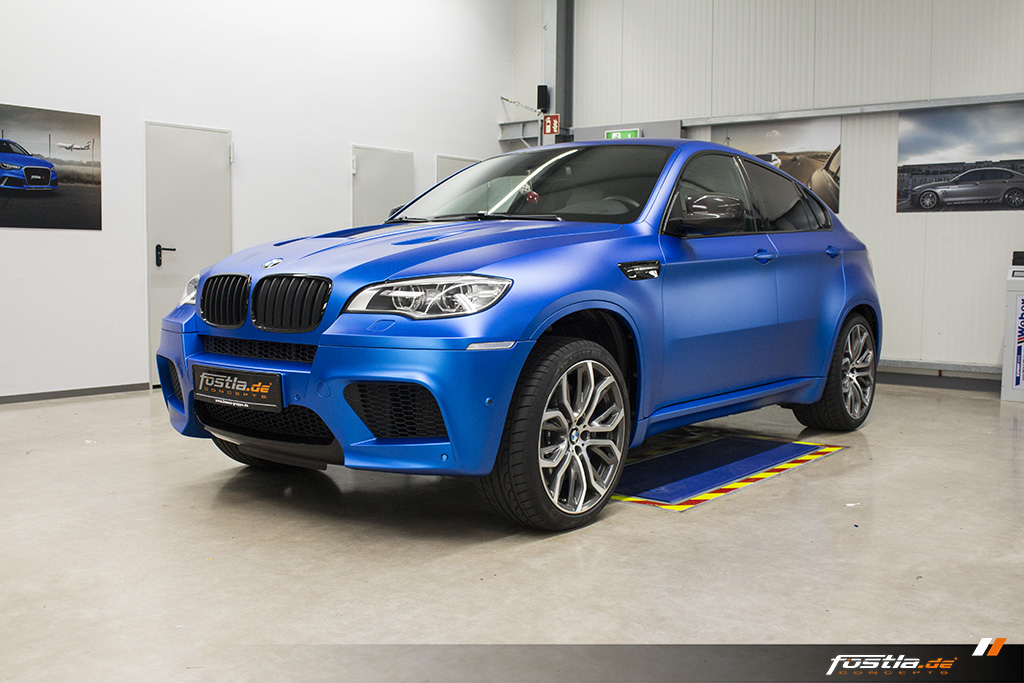BMW X6M E71 Car-Wrapping Vollfolierung KPMF Blau Carbon 1.jpg